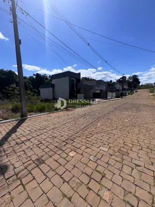 Fachada de uma casa moderna em Lajeado, Brasil, com área pavimentada.