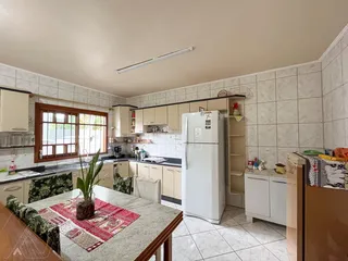 Foto de uma cozinha com armários e bancadas em um imóvel em Lajeado.