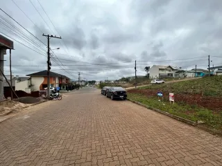 Vista de uma rua pavimentada em Lajeado, Brasil.