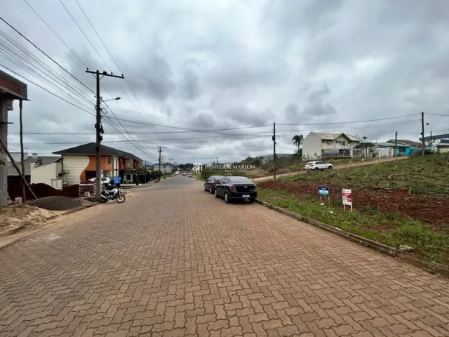 Vista de uma rua pavimentada em Lajeado, Brasil.