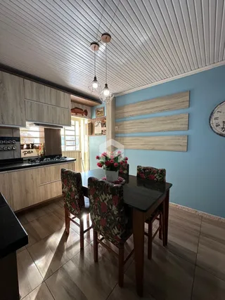 Foto de uma sala de jantar com piso de madeira e móveis de madeira.