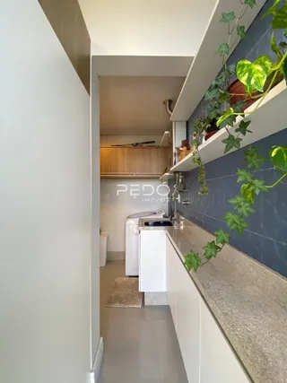 Hall de passagem interno com revestimento de parede azul escuro.