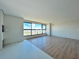 Sala de estar ampla com vista para a paisagem urbana.