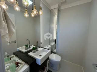 Foto de um banheiro com pias duplas e vaso sanitário em um imóvel no Brasil.