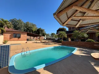 Foto da piscina e da fachada de uma residência em Lajeado.