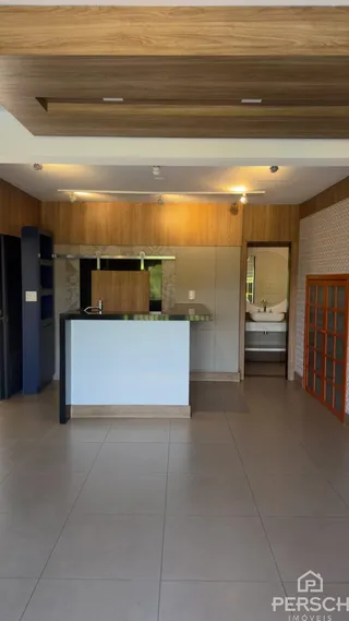 Foto de uma cozinha moderna com ilha central e revestimento de madeira nas paredes.