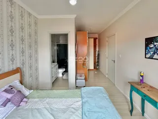 Quarto com cama e armário em um imóvel no Brasil.