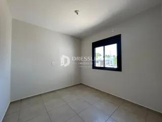 Foto de um cômodo interno com piso de cerâmica e paredes brancas.