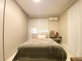 Quarto com cama e ar-condicionado instalado.