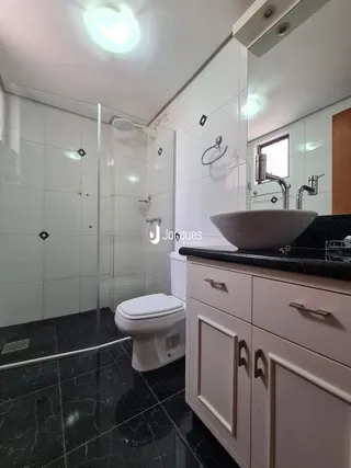 Foto de um banheiro com piso de cerâmica escura.