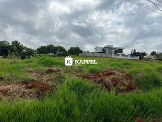 Vista externa de uma propriedade em Lajeado, Brasil, com vegetação densa no primeiro plano.