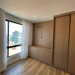 Foto de um quarto com piso de madeira e armários em um imóvel em Lajeado.