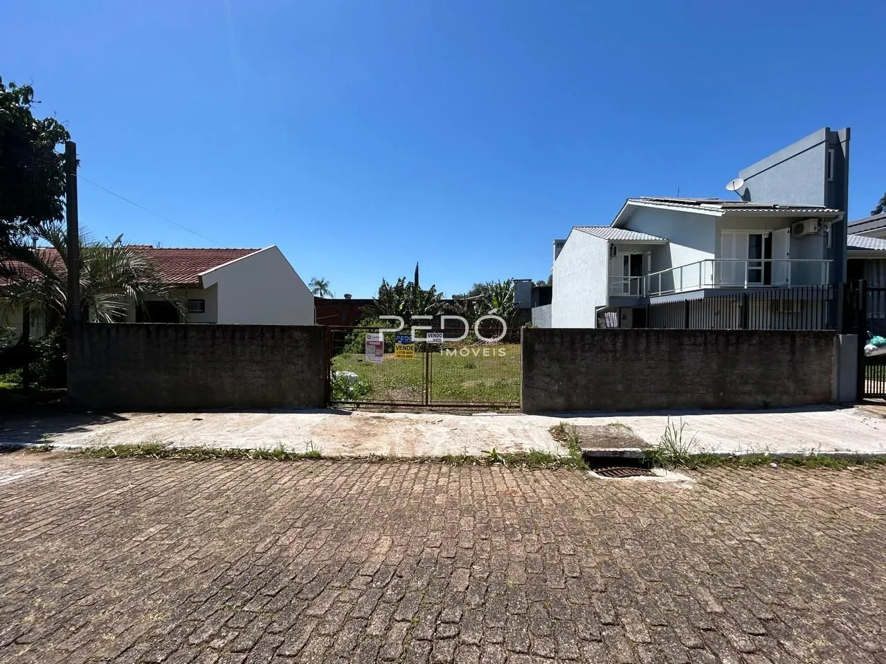 Vista externa de uma residência com muro e portão em Lajeado, Brasil.