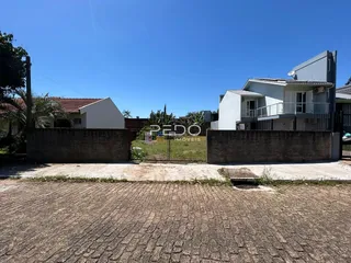 Vista externa de uma residência com muro e portão em Lajeado, Brasil.