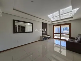 Sala de estar com piso claro e paredes brancas em um imóvel no Brasil.