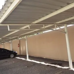 Foto de uma estrutura de cobertura com vigas em uma propriedade em Lajeado.