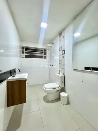 Foto de um banheiro moderno com piso de cerâmica e louças brancas.