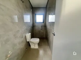 Foto de um banheiro com revestimento de azulejo nas paredes.
