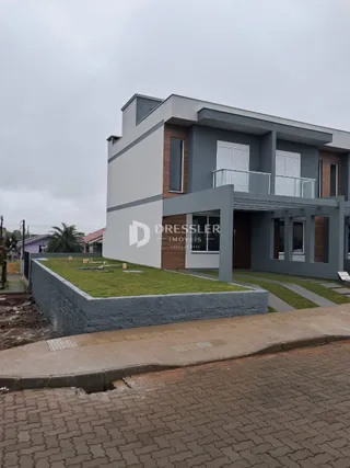 Fachada de uma residência moderna com jardim em Lajeado, Brasil.