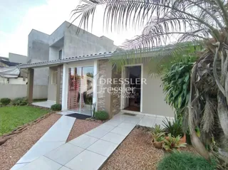 Fachada de uma residência moderna em Lajeado, Brasil.