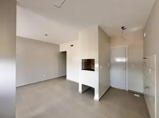 Interior de uma área comum com piso de cerâmica e paredes brancas.