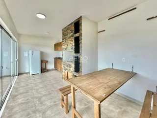 Ambiente interno de uma sala de estar com cozinha em Lajeado, Brasil.