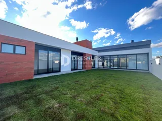Fachada moderna de uma residência com jardim gramado.