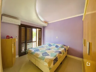 Quarto com cama e janela em um imóvel no Brasil.