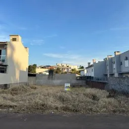 Fachada de uma residência com vegetação seca no primeiro plano.
