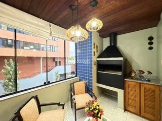 Sala de estar com vista para o exterior e lareira em um imóvel em Lajeado.
