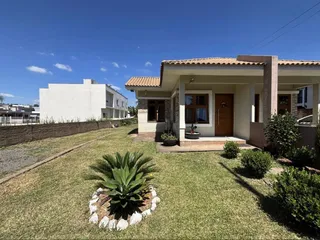 Foto da fachada da residência em Lajeado, Brasil, com jardim frontal.