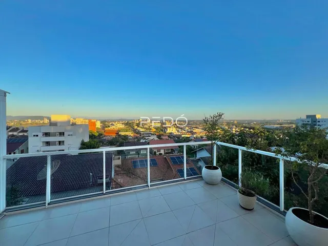 Vista panorâmica da cidade a partir de uma varanda.
