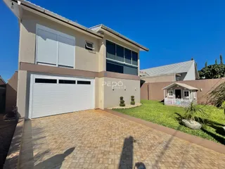 Fachada de uma casa residencial em Lajeado, Brasil, com garagem e jardim.