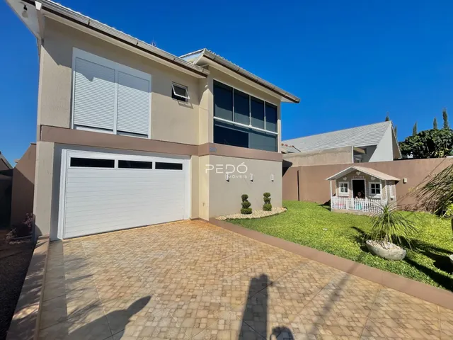 Fachada de uma casa residencial em Lajeado, Brasil, com garagem e jardim.