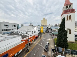 Vista da fachada de um imóvel em Lajeado, Brasil, mostrando uma rua e edifícios adjacentes.