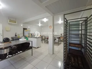 Foto de um ambiente interno com cozinha e área de serviço em Lajeado.