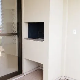 Foto de uma parede interna branca com um nicho escuro.