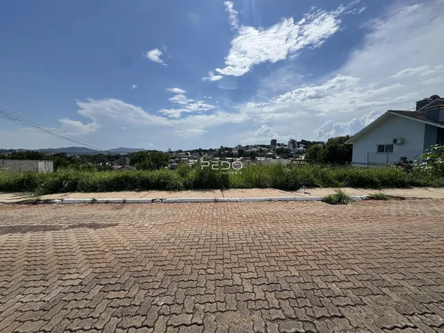 Vista da fachada da propriedade em Lajeado, Brasil, com área pavimentada em primeiro plano.