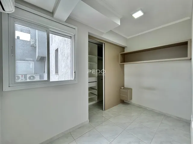 Ambiente interno com piso de cerâmica e janela.