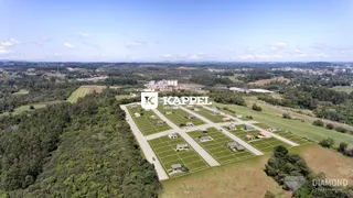Vista aérea de um loteamento residencial com diversas parcelas de terra no interior de Lajeado.
