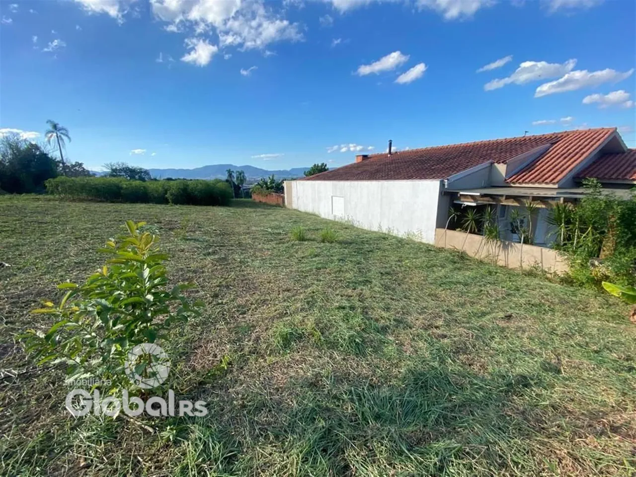 Vista externa de uma casa com jardim gramado em Lajeado, Brasil.