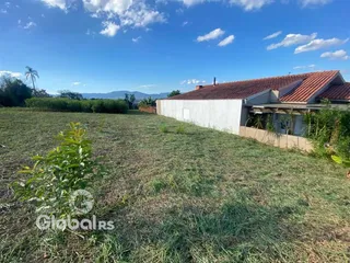 Vista externa de uma casa com jardim gramado em Lajeado, Brasil.