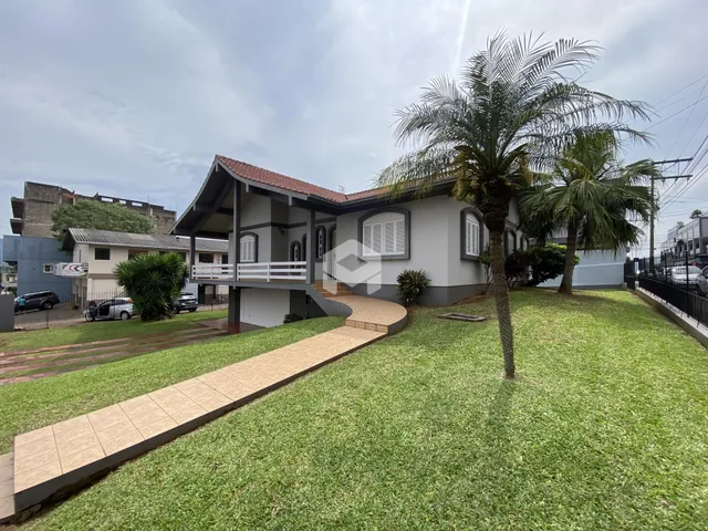 Fachada de uma residência com jardim em Lajeado, Brasil.