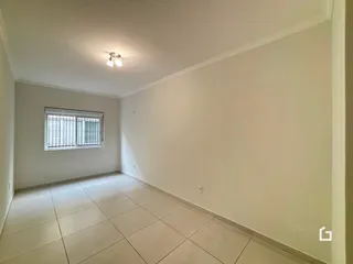 Sala de estar com piso de cerâmica e janela.