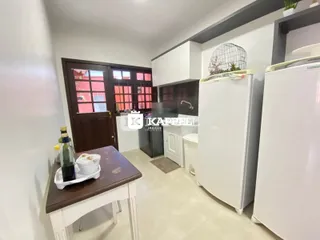 Foto de uma cozinha com armários brancos e geladeira em um imóvel em Lajeado.