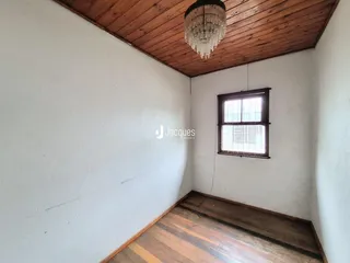 Ambiente interno com piso de madeira e teto de madeira.
