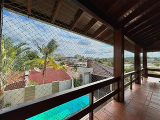 Vista da propriedade com piscina e paisagem da região de Lajeado.
