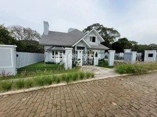 Fachada de uma casa em Lajeado, Brasil, com jardim e cerca.