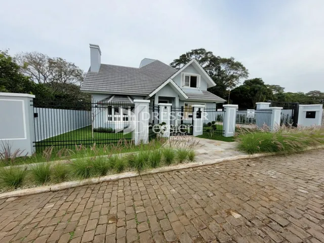 Fachada de uma casa em Lajeado, Brasil, com jardim e cerca.