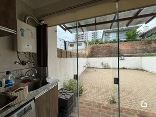 Vista da cozinha e da área externa de uma residência em Lajeado.